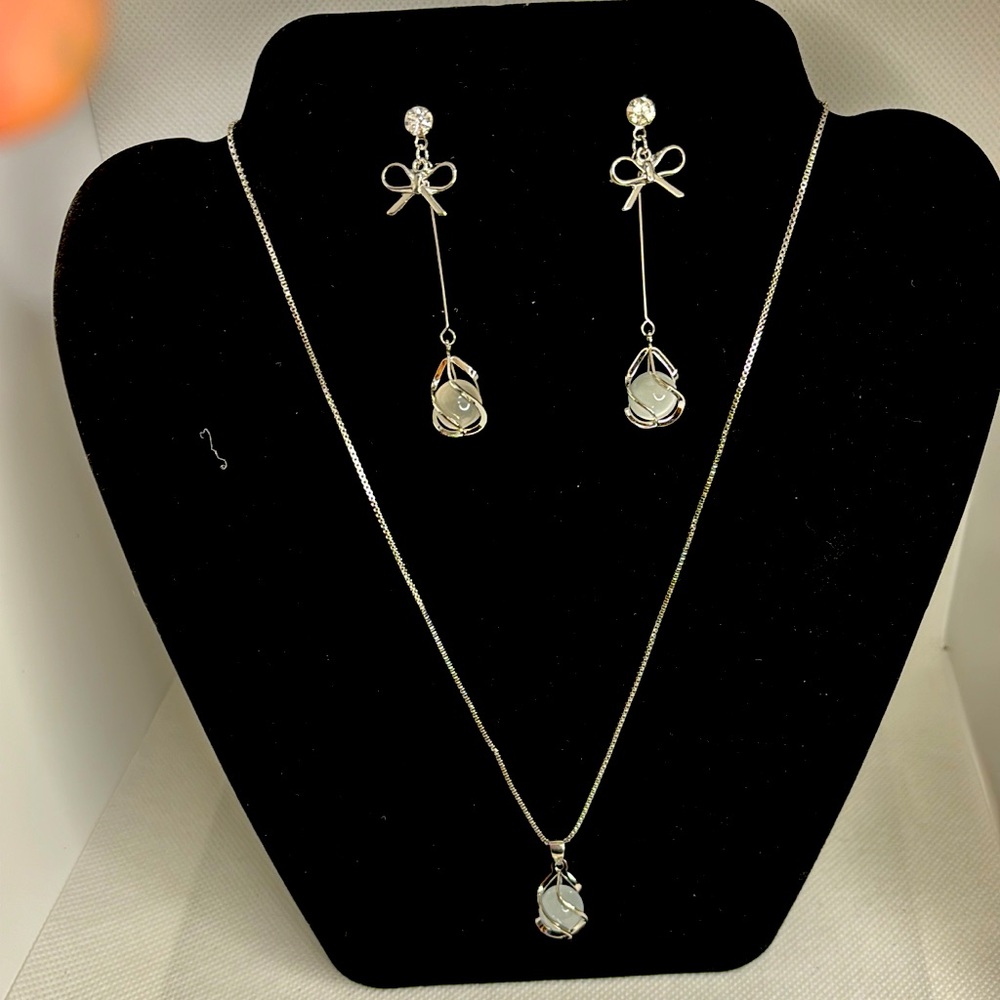 Set necklace and earrings